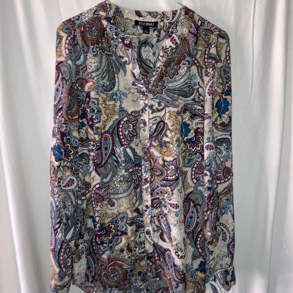 ROZ & ALI BUTTON DOWN BLOUSE
